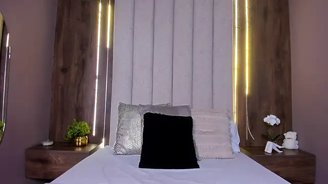 Snapshot of LucySalvatore_ chatting on 09.13.25 LucySalvatore online show from 09.13.25