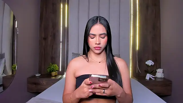 Snapshot of LucySalvatore_ chatting on 09.19.25 LucySalvatore online show from 09.19.25