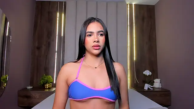 Snapshot of LucySalvatore_ chatting on 09.20.25 LucySalvatore online show from 09.20.25