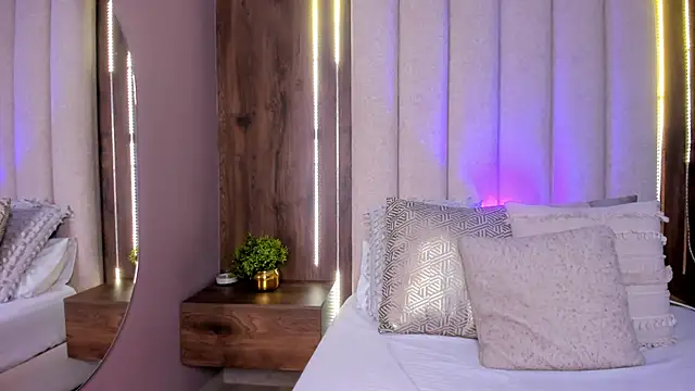 Snapshot of LucySalvatore_ chatting on 10.01.25 LucySalvatore online show from 10.01.25