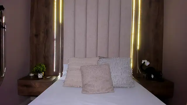 Snapshot of LucySalvatore_ chatting on 10.11.25 LucySalvatore online show from 10.11.25