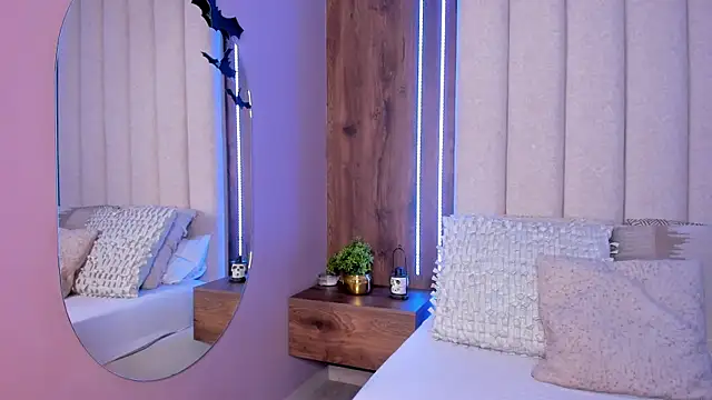 Snapshot of LucySalvatore_ chatting on 10.20.25 LucySalvatore online show from 10.20.25