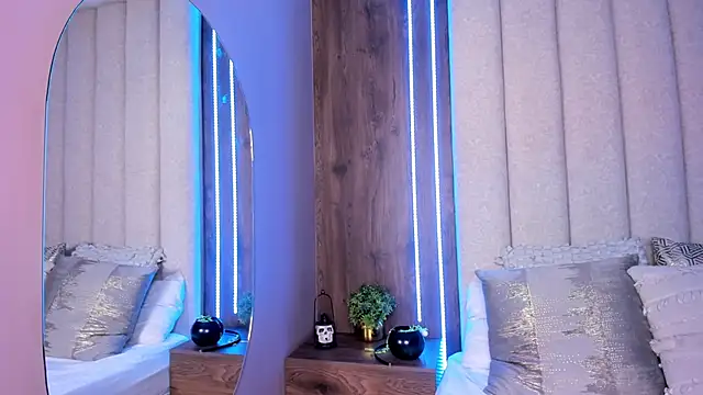 Snapshot of LucySalvatore_ chatting on 11.01.25 LucySalvatore online show from 11.01.25