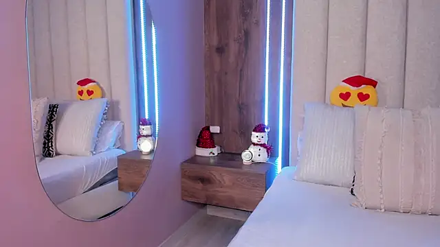 Snapshot of LucySalvatore_ chatting on 12.19.25 LucySalvatore online show from 12.19.25