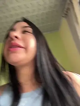 Snapshot of BELLAALEJA chatting on 12.18.25 BELLAALEJA online show from 12.18.25