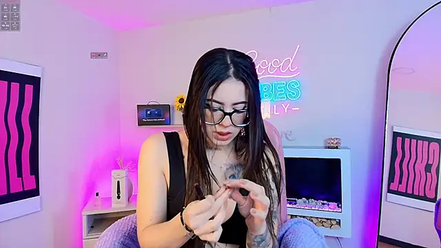 Snapshot of Alice_Vixen chatting on 04.25.26 Alice Vixen online show from 04.25.26