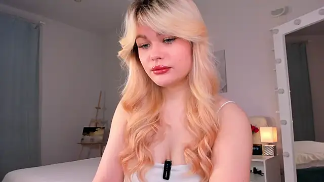 Snapshot of ShyEmma_ chatting on 05.15.26 ShyEmma online show from 05.15.26