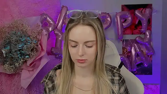 Snapshot of JuliaBrewwer chatting on 09.11.25 JuliaBrewwer online show from 09.11.25