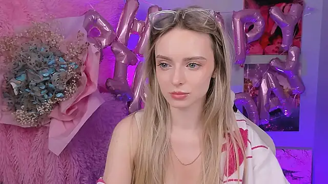 Snapshot of JuliaBrewwer chatting on 09.13.25 JuliaBrewwer online show from 09.13.25