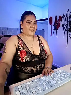 Snapshot of AndreaKinky chatting on 11.12.25 AndreaKinky online show from 11.12.25