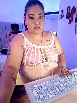 Snapshot of AndreaKinky chatting on 11.28.25 AndreaKinky online show from 11.28.25