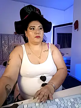 Snapshot of AndreaKinky chatting on 12.14.25 AndreaKinky online show from 12.14.25