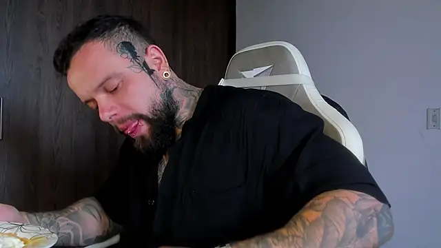 Snapshot of natevillage chatting on 10.05.25 natevillage online show from 10.05.25