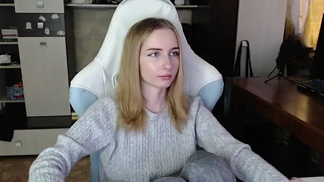 Snapshot of Cutti_Crystal chatting on 10.11.25 Cutti Crystal online show from 10.11.25