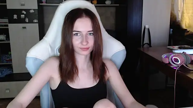 Snapshot of Cutti_Crystal chatting on 10.17.25 Cutti Crystal online show from 10.17.25