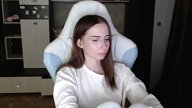 Snapshot of Cutti_Crystal chatting on 10.27.25 Cutti Crystal online show from 10.27.25