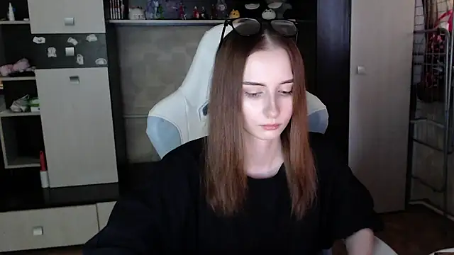 Snapshot of Cutti_Crystal chatting on 11.11.25 Cutti Crystal online show from 11.11.25