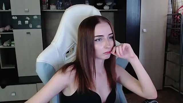 Snapshot of Cutti_Crystal chatting on 11.12.25 Cutti Crystal online show from 11.12.25