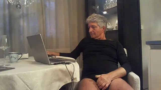 Snapshot of Swegay12-Exhi chatting on 02.06.26 Swegay12-Exhi online show from 02.06.26