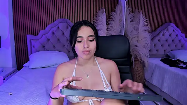 Starbutterflyy  online show from 03.02.26