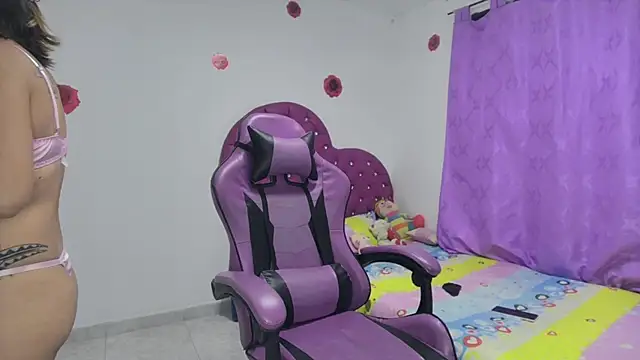 Snapshot of soffy_rosses chatting on 12.17.25 soffy rosses online show from 12.17.25