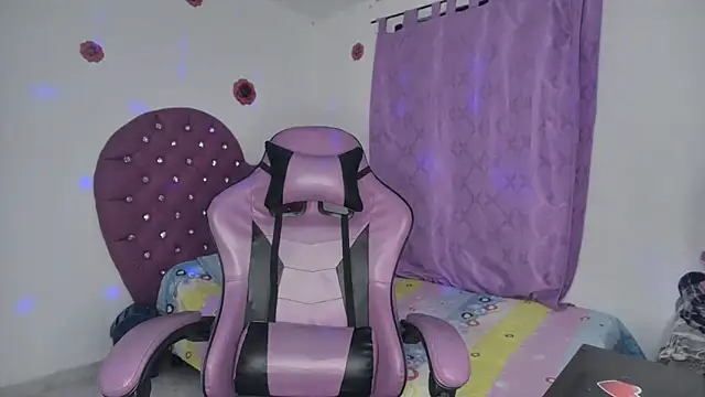 Snapshot of soffy_rosses chatting on 12.18.25 soffy rosses online show from 12.18.25