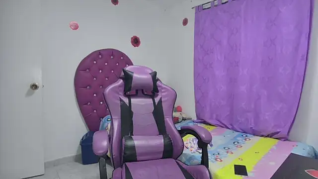 Snapshot of soffy_rosses chatting on 12.19.25 soffy rosses online show from 12.19.25