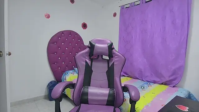 Snapshot of soffy_rosses chatting on 12.23.25 soffy rosses online show from 12.23.25