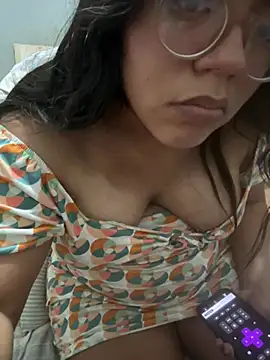 Snapshot of karysweetbeaury chatting on 04.16.26 karysweetbeaury online show from 04.16.26