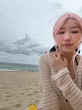 Snapshot of winter11 chatting on 09.19.25 winter11 online show from 09.19.25