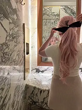 Snapshot of winter11 chatting on 09.20.25 winter11 online show from 09.20.25