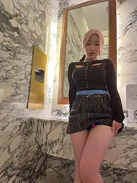 Snapshot of winter11 chatting on 10.04.25 winter11 online show from 10.04.25