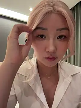 Snapshot of winter11 chatting on 10.27.25 winter11 online show from 10.27.25