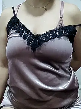 Snapshot of linakhalifa chatting on 10.29.25 linakhalifa online show from 10.29.25