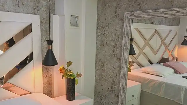 Saara evans  online show from 10.15.25