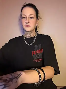 Snapshot of Seductively4_20 chatting on 04.19.26 Seductively4 20 online show from 04.19.26