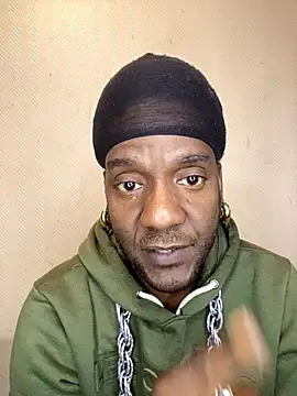 Snapshot of Kingdinyxxx chatting on 10.13.25 Kingdinyxxx online show from 10.13.25