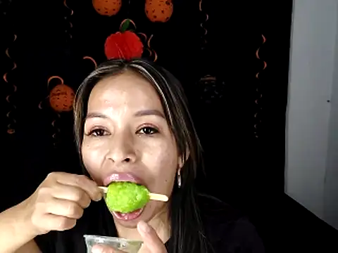 Snapshot of AntonelaMorriz chatting on 10.13.25 AntonelaMorriz online show from 10.13.25