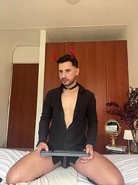 Snapshot of Dark_beauty2 chatting on 10.31.25 Dark beauty2 online show from 10.31.25