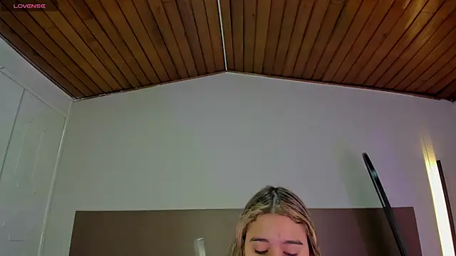 Snapshot of Rachell_criss chatting on 05.15.26 Rachell criss online show from 05.15.26