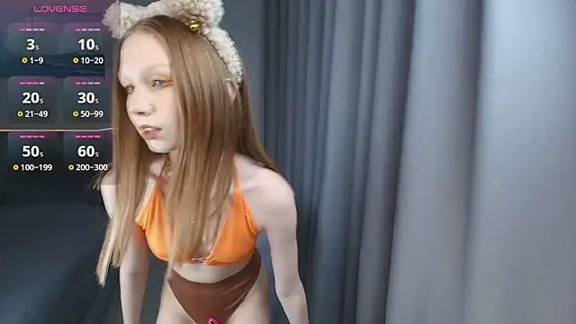 Snapshot of FoxyMira chatting on 09.22.25 FoxyMira online show from 09.22.25