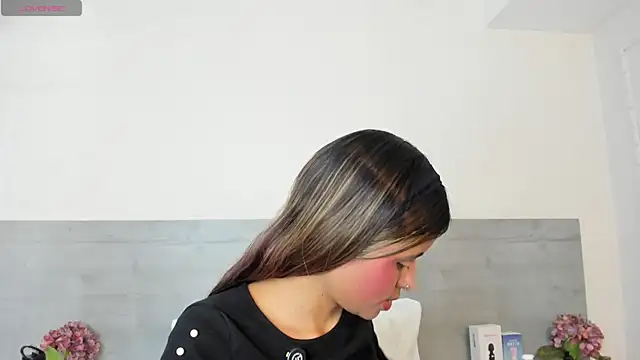 sunnyWhitee online show from 04.15.26