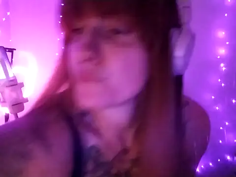 Snapshot of Red_Fox_UK chatting on 09.29.25 Red Fox UK online show from 09.29.25