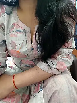 Snapshot of roshni_agrawal0 chatting on 05.04.26 roshni agrawal0 online show from 05.04.26
