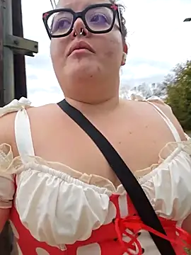 Snapshot of nuttiebuddy1 chatting on 10.31.25 nuttiebuddy1 online show from 10.31.25