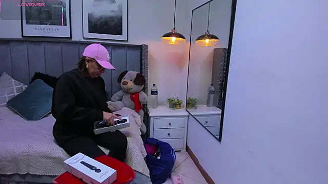 Clhoe Johnson online show from 11.08.25