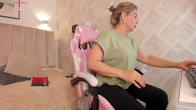 Clhoe Johnson online show from 04.11.26