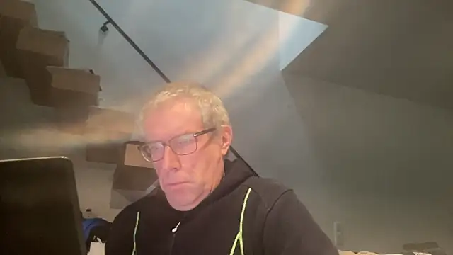 Snapshot of choupipat1 chatting on 11.19.25 choupipat1 online show from 11.19.25