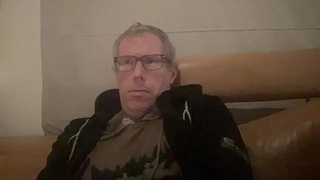 Snapshot of choupipat1 chatting on 11.19.25 choupipat1 online show from 11.19.25