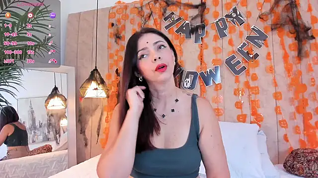 Snapshot of Anantaa_ chatting on 10.19.25 Anantaa online show from 10.19.25